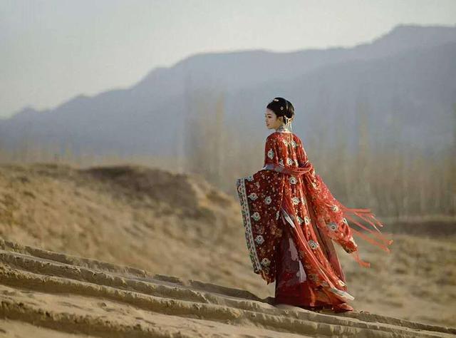 汉服新风格：沙漠、骆驼加红衣