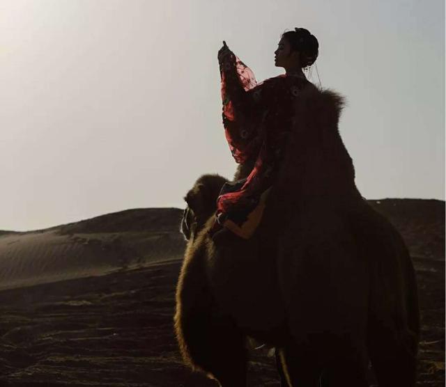 汉服新风格：沙漠、骆驼加红衣