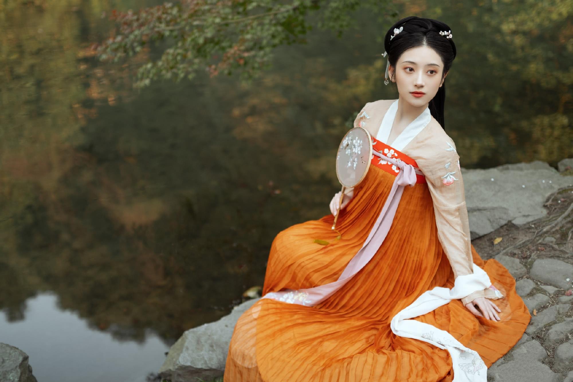欧洲媒体关注中国传统服饰热潮：中国年轻人正在复兴传统文化