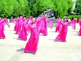 “浓情端午 衣袂飘飘”白银市第二届端午汉服展示活动在银凤湖公园举行