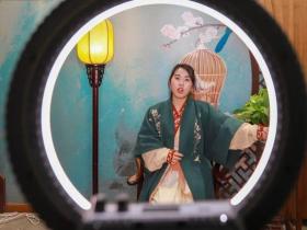 汉服“铁粉”郑惠青:因美“入坑”,因文化而深爱