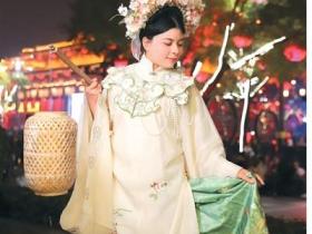 当外国人穿上汉服(体验“中国味儿”)
