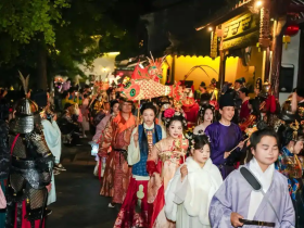 春景映华服,汉服消费热何以长红?