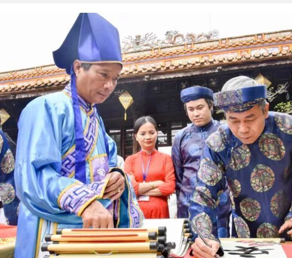 源于中国的春节习俗：只有越南保留下来，举行时民众穿汉服写汉字