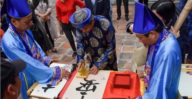 源于中国的春节习俗：只有越南保留下来，举行时民众穿汉服写汉字