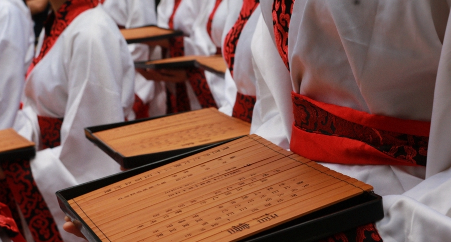 桂林一高校举行汉服集体婚礼还原千年前的汉式礼仪