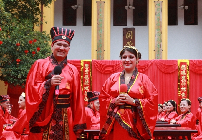 桂林一高校举行汉服集体婚礼还原千年前的汉式礼仪