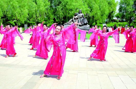 “浓情端午 衣袂飘飘”白银市第二届端午汉服展示活动在银凤湖公园举行