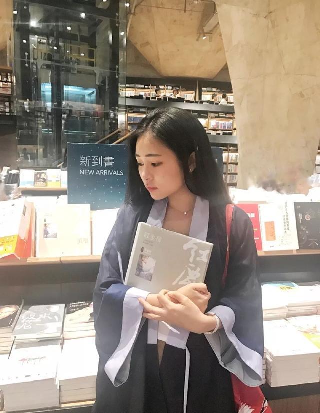 30岁美女穿汉服在国外爆火