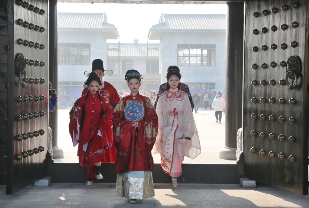 县委书记穿汉服，为修武汉文化活动代言