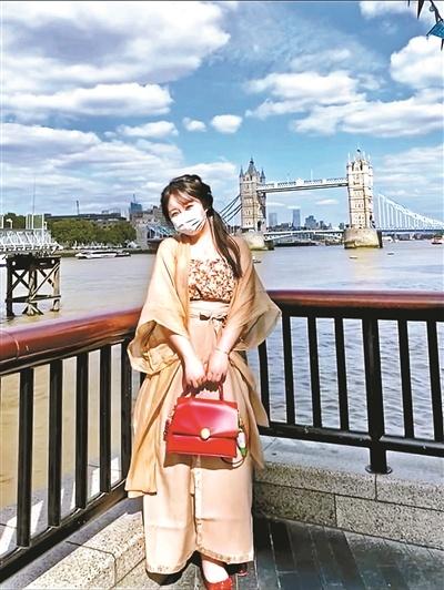 做“行走的文化宣传画” 她身穿汉服走上英国街头