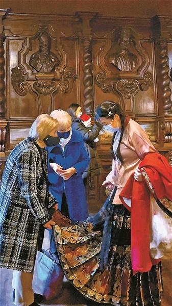 做“行走的文化宣传画” 她身穿汉服走上英国街头