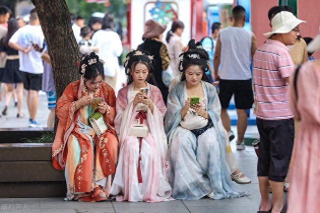 汉服风潮:传统文化的魅力与年轻人的新宠