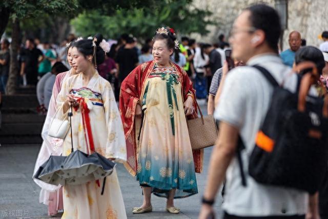 汉服风潮:传统文化的魅力与年轻人的新宠