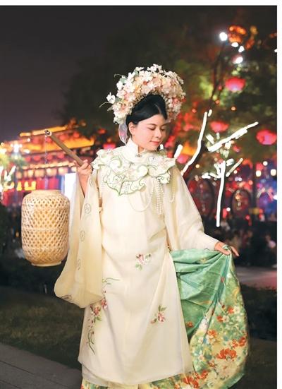 当外国人穿上汉服(体验“中国味儿”)