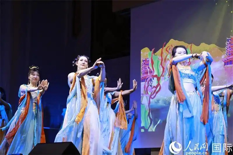 法国“汉服春晚”展现中式婚俗之美