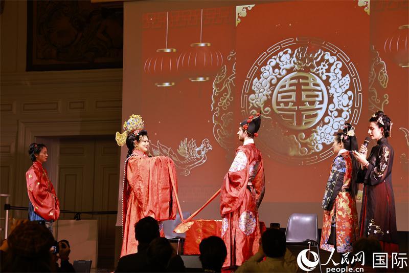 法国“汉服春晚”展现中式婚俗之美
